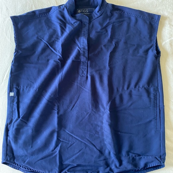 SOLD — Set of 5 FIGS scrub tops (XS) — EXCELLENT CONDITION - Picture 4 of 6
